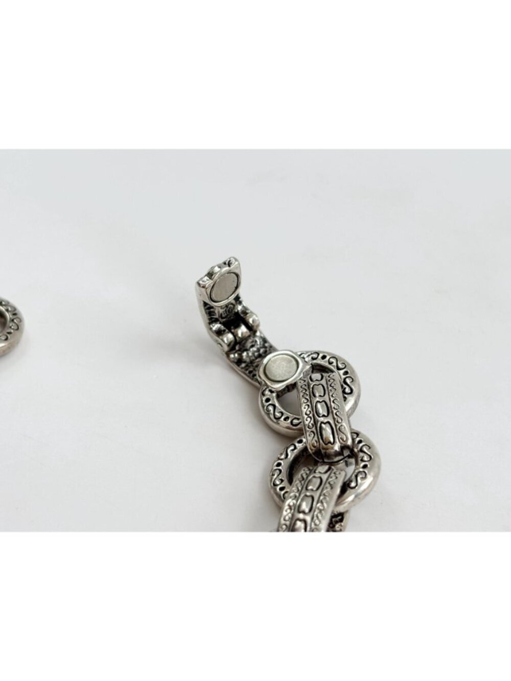 Chainlink Abstract Carved Hinged Magnet Vintage Silver Toned Bracelet - Picture 15 of 16
